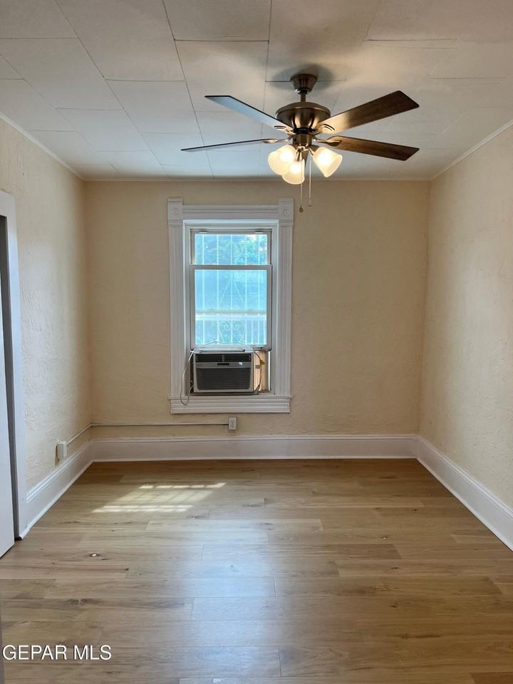 709 N Saint Vrain St - Photo 3 of 17