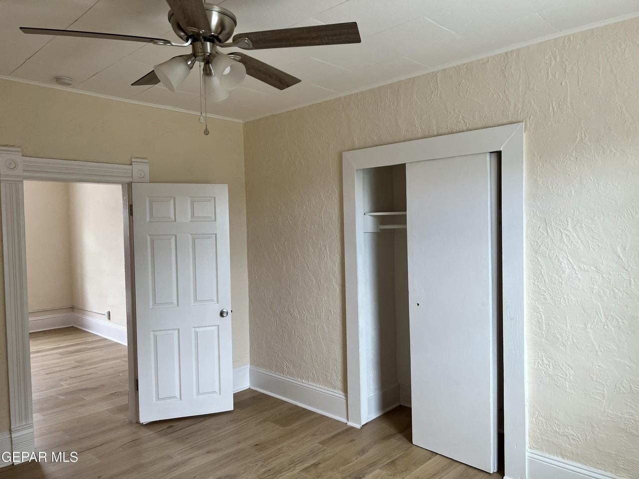 709 N Saint Vrain St - Photo 4 of 17