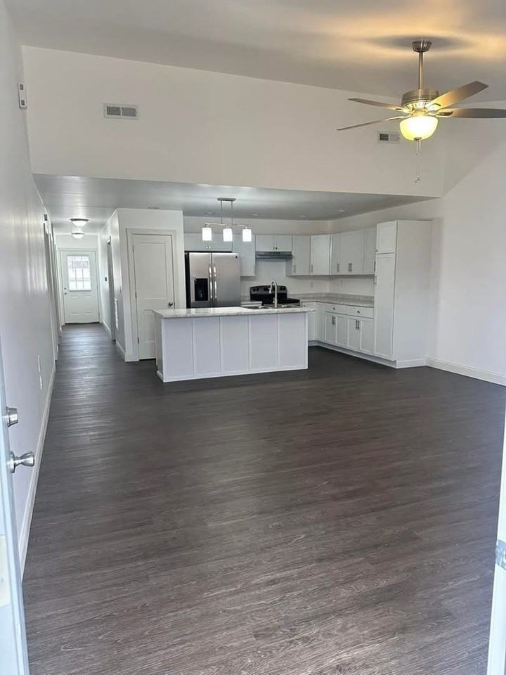 634 Meadows Ln Apt C - Photo 2 of 15