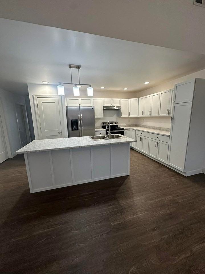 634 Meadows Ln Apt C - Photo 3 of 15