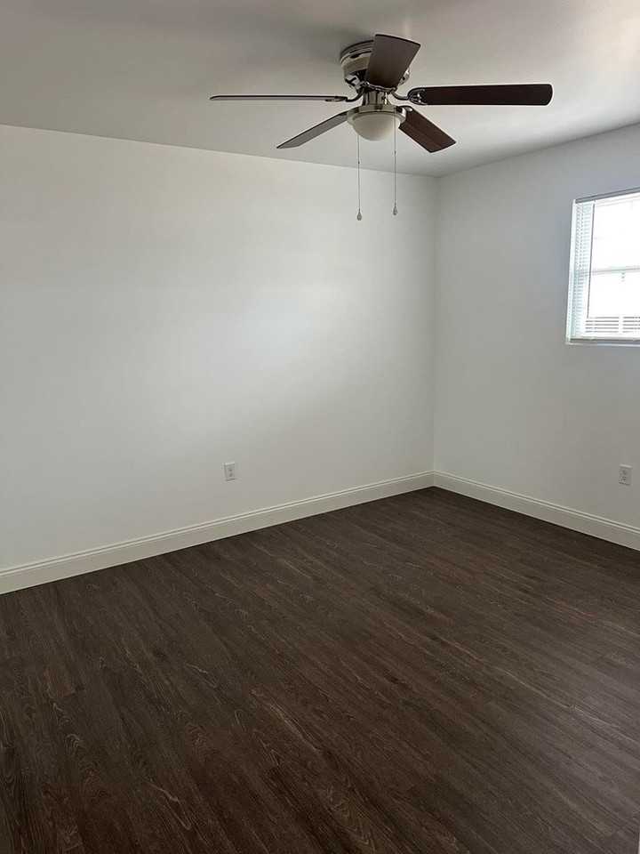 634 Meadows Ln Apt C - Photo 7 of 15