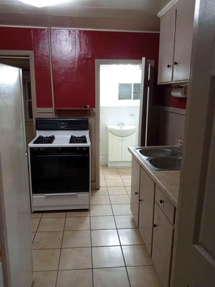 611 Croswell St - Photo 5 of 8