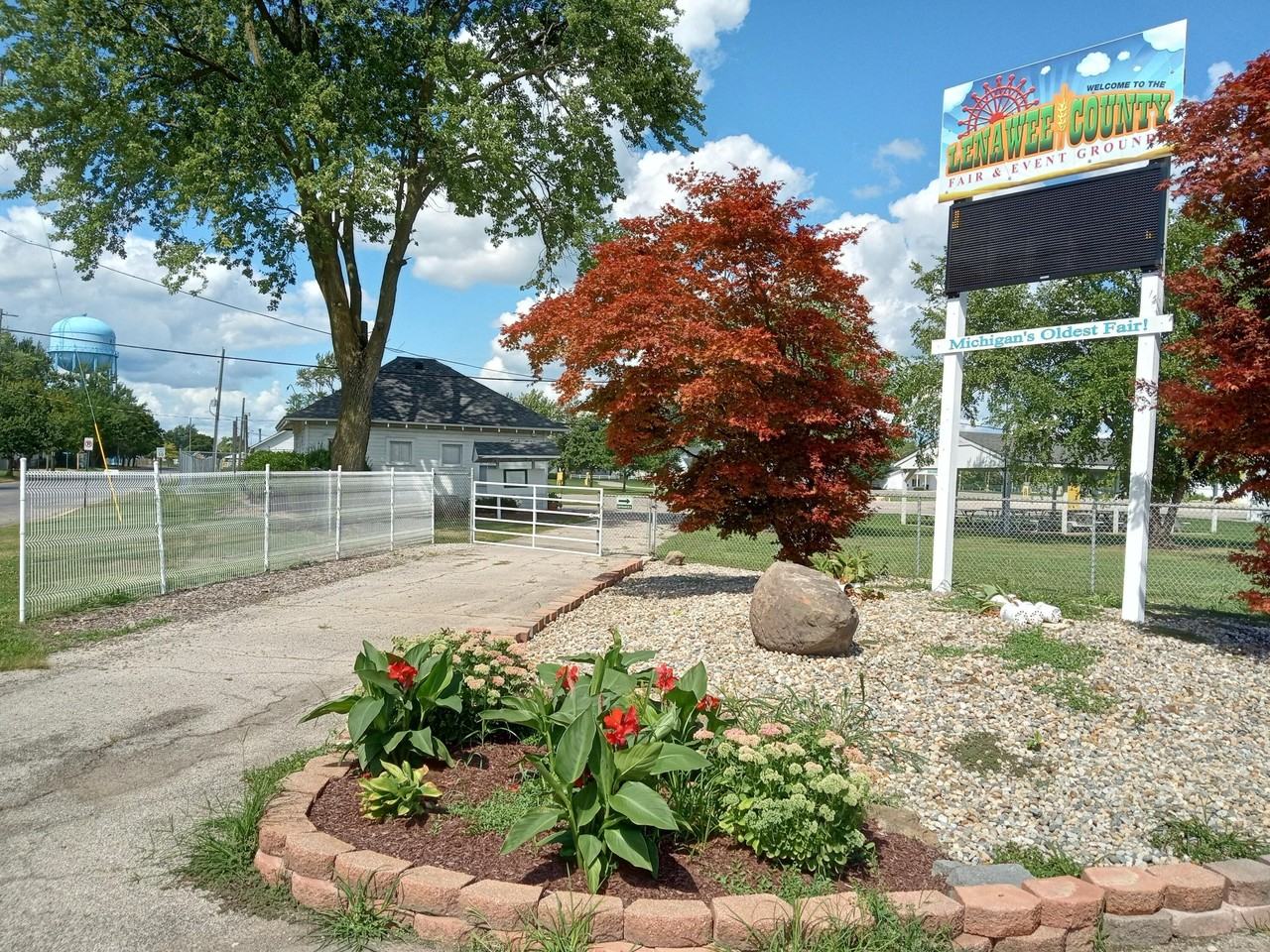 611 Croswell St - Photo 7 of 8