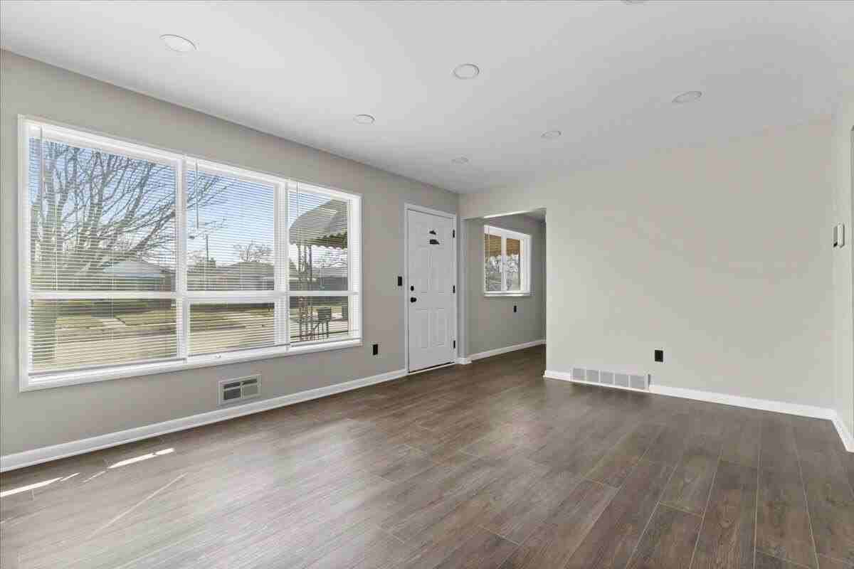 20247 Griggs St - Photo 5 of 18