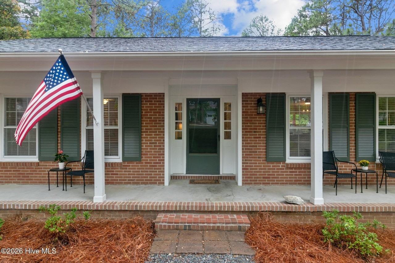 450 Crestview Rd - Photo 5 of 40