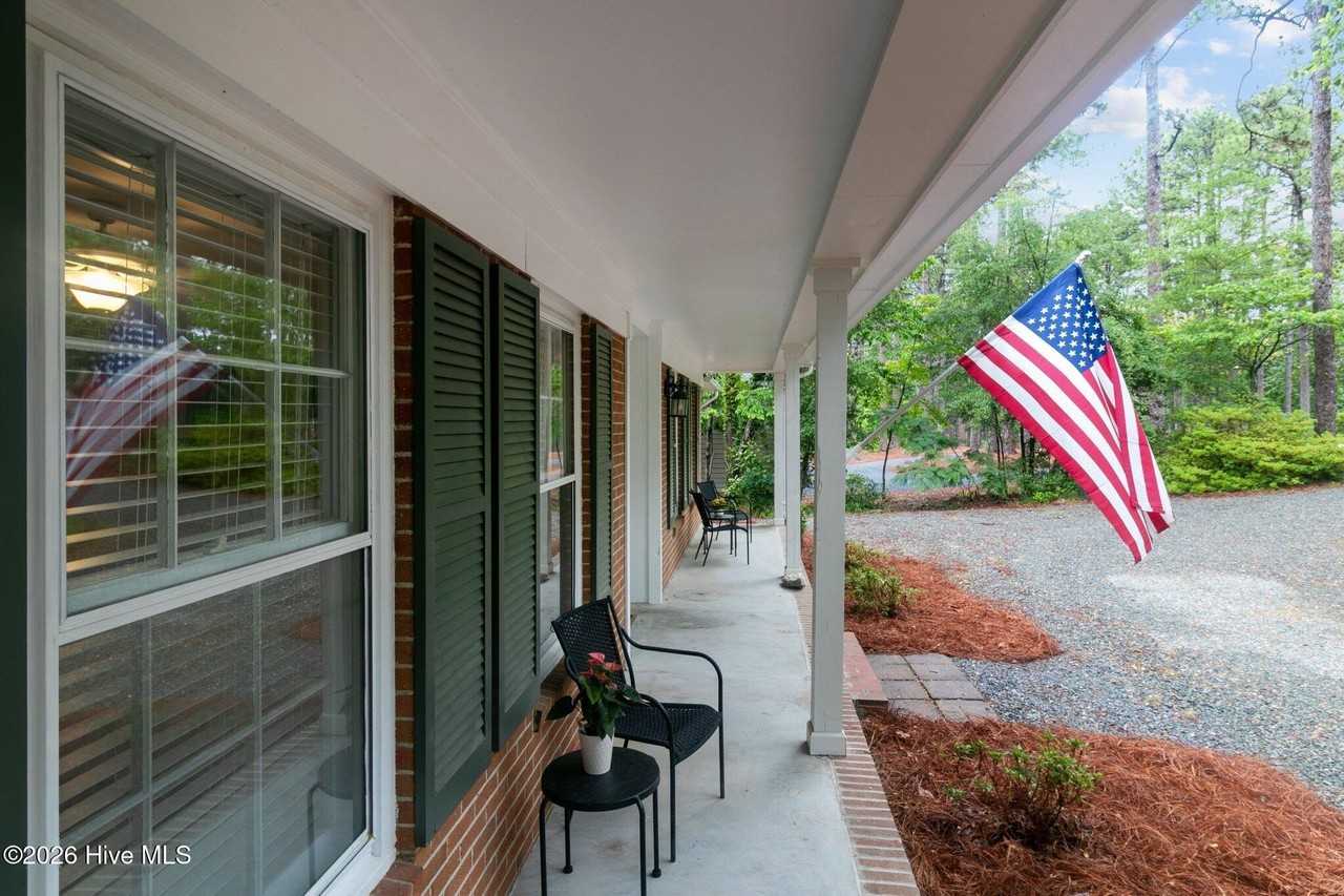 450 Crestview Rd - Photo 6 of 40