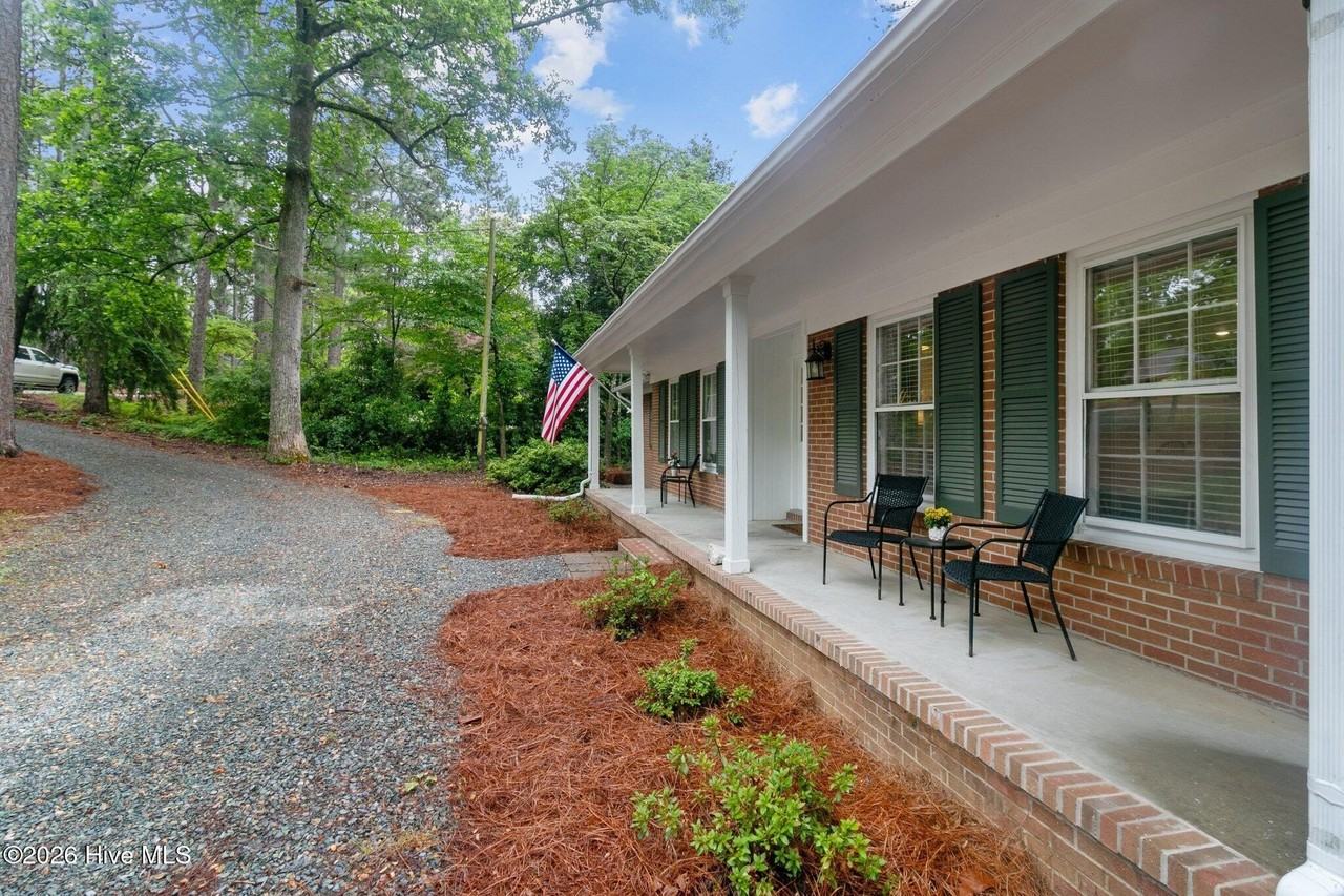 450 Crestview Rd - Photo 7 of 40