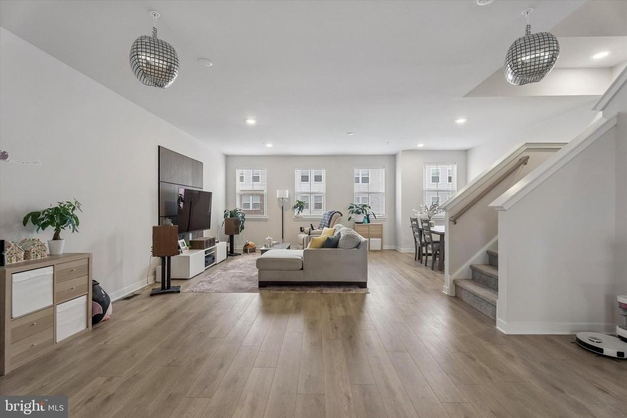 46 Continental Way - Photo 2 of 26