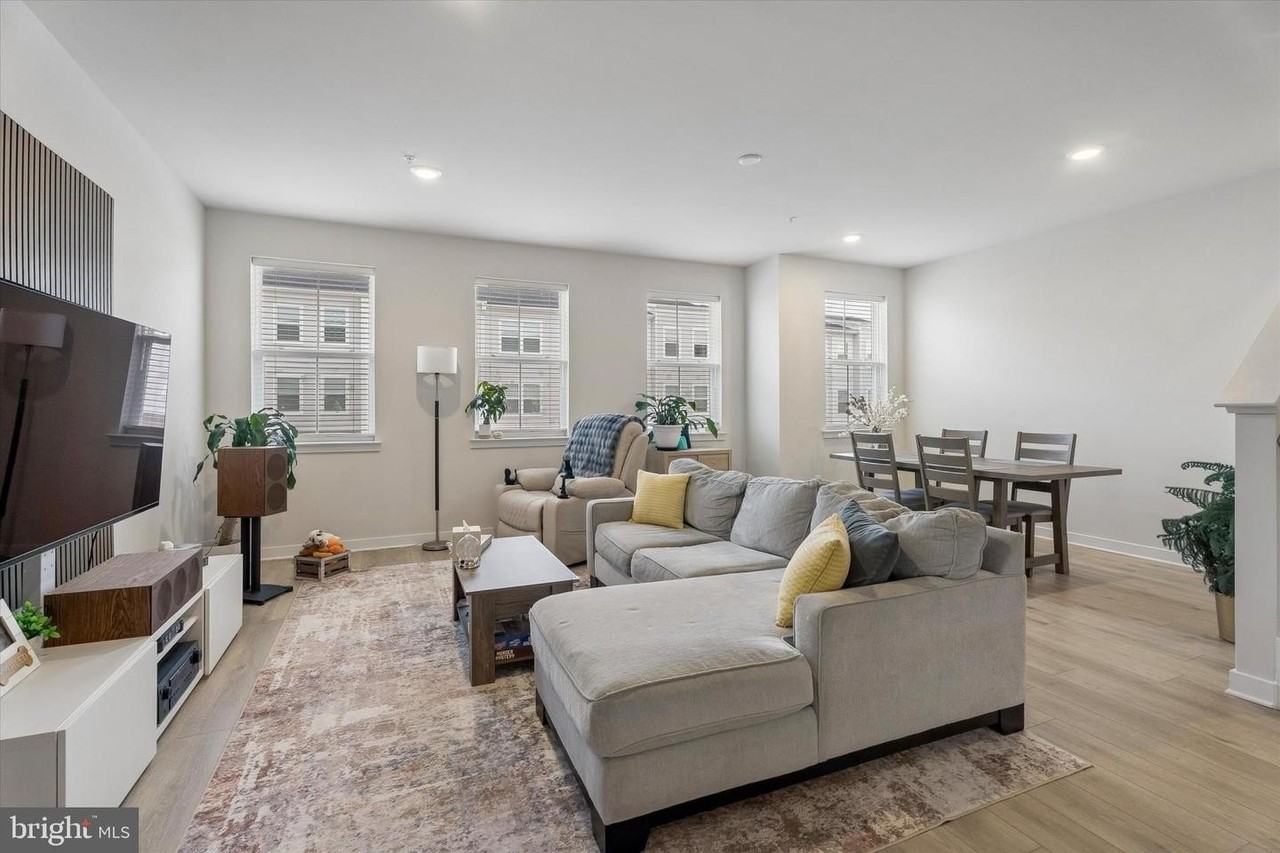 46 Continental Way - Photo 3 of 26