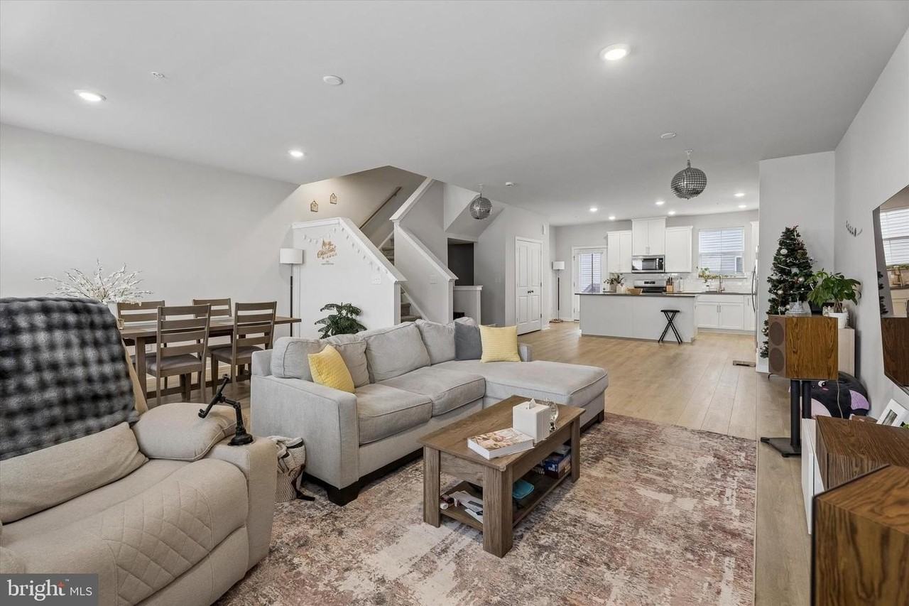 46 Continental Way - Photo 4 of 26