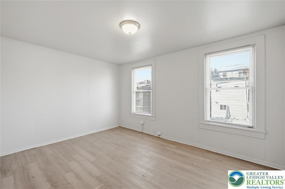 37 Spruce St - Photo 6 of 15