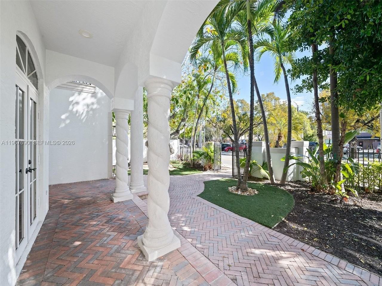 827 Se 2nd Ct - Photo 3 of 46