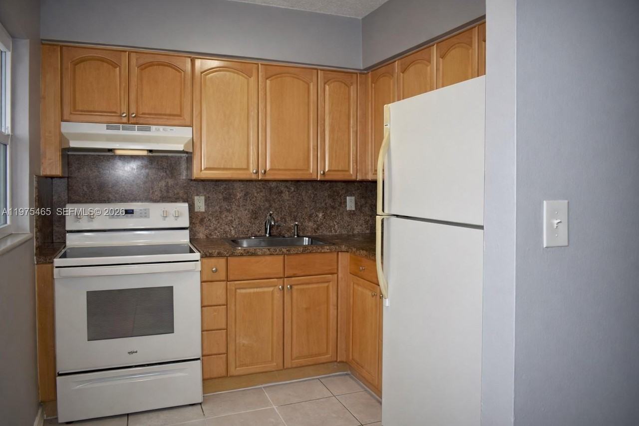 3841 Ne 3rd Ave #2 - Photo 4 of 14