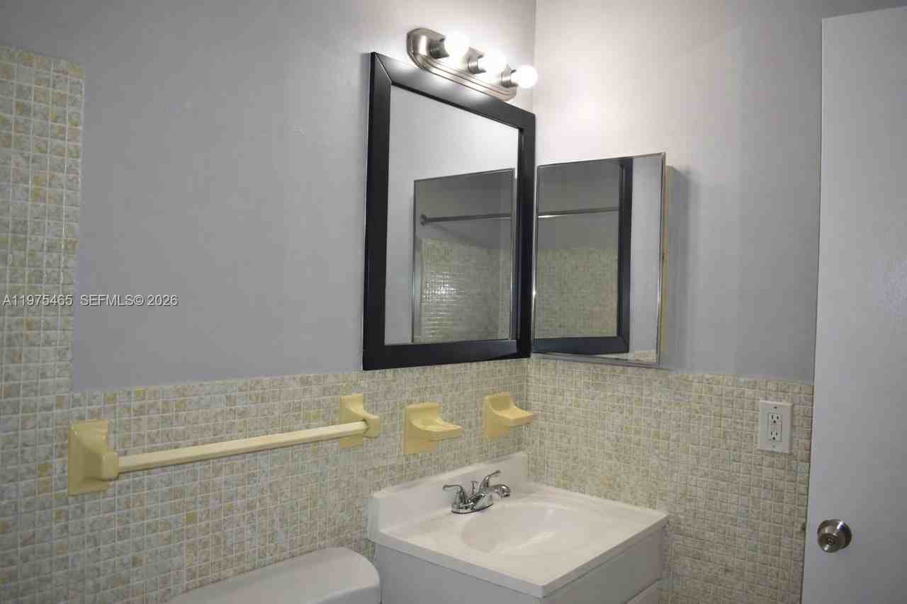 3841 Ne 3rd Ave #2 - Photo 7 of 14