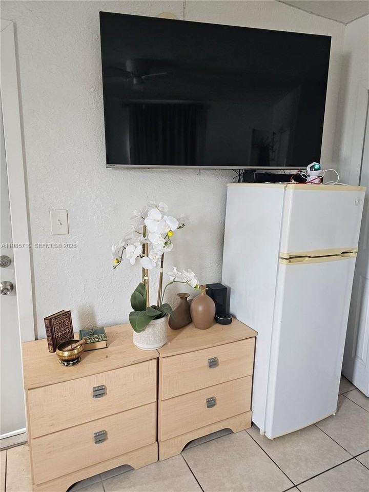 2513 Sw 10th St #8 - Photo 3 of 5