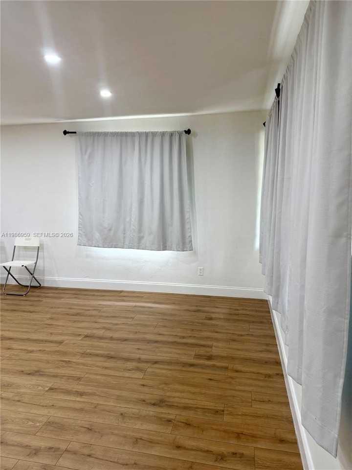 11201 Ne 3rd Ave - Photo 4 of 29