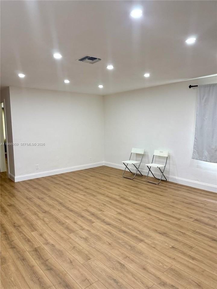 11201 Ne 3rd Ave - Photo 5 of 29