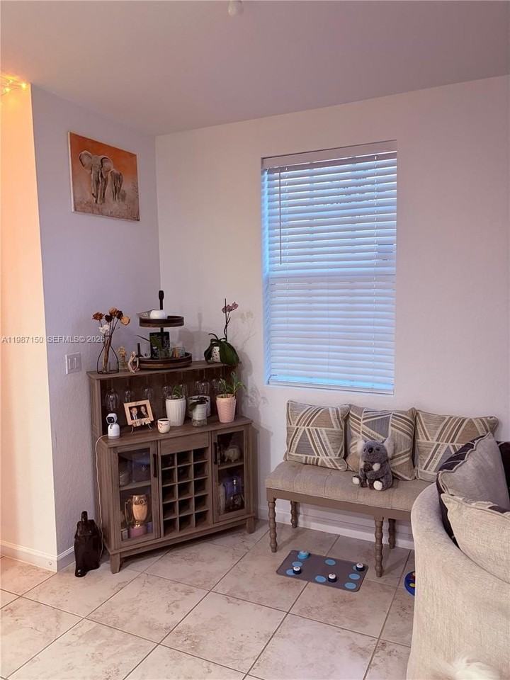 4002 Nw 11th Dr - Photo 3 of 9