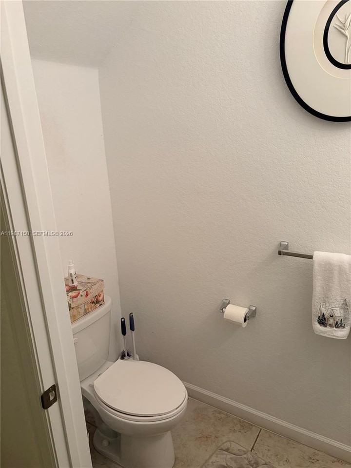 4002 Nw 11th Dr - Photo 5 of 9