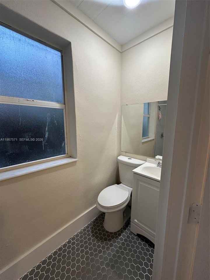 1101 Nw 32nd Pl #REAR - Photo 7 of 9