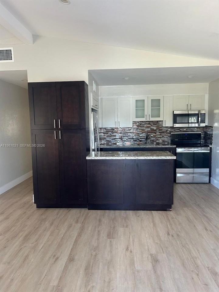 630 Se 3rd Pl - Photo 2 of 12