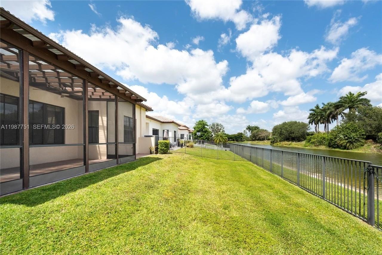 8513 Nw 41st St - Photo 3 of 7