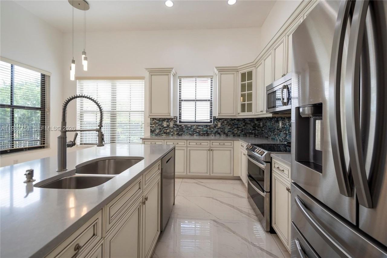 8513 Nw 41st St - Photo 6 of 7