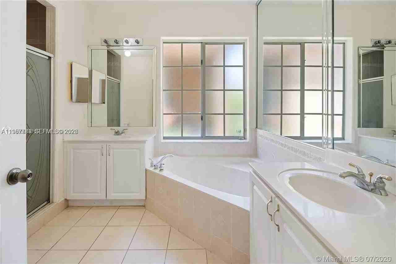 15339 Sw 32nd Ter #0 - Photo 3 of 4