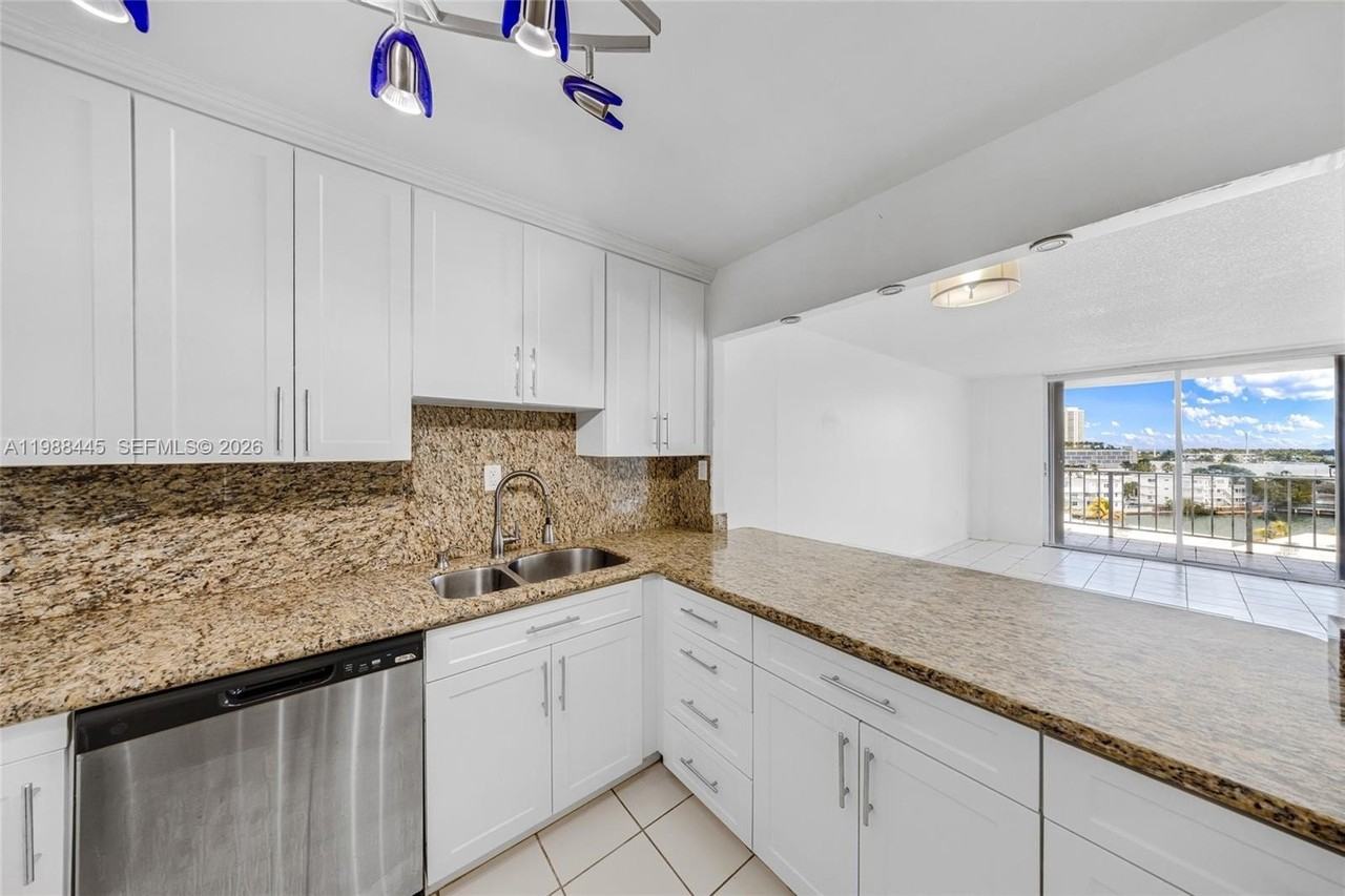 6900 Bay Dr #7E - Photo 4 of 31