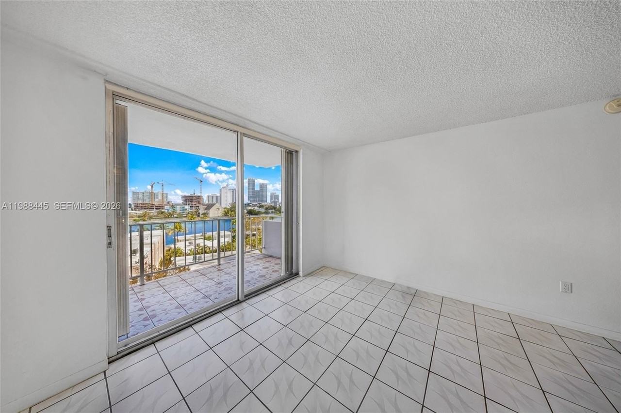 6900 Bay Dr #7E - Photo 7 of 31