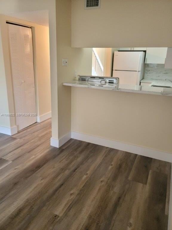 2221 W 52nd St #301 - Photo 7 of 18