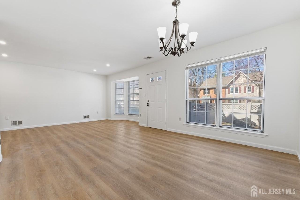 195 Darwin Ln - Photo 2 of 13