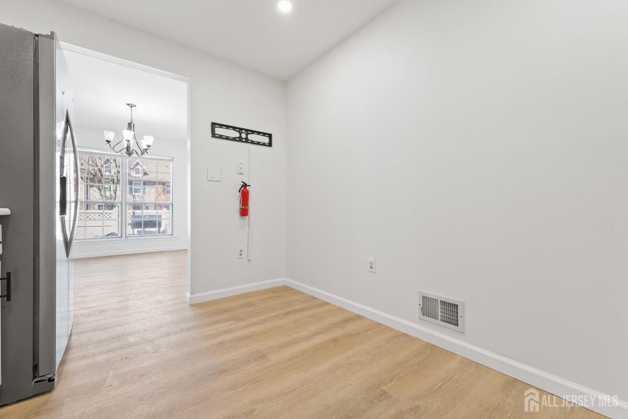 195 Darwin Ln - Photo 6 of 13