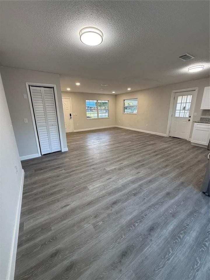 2209 Sw 6th St - Photo 4 of 20