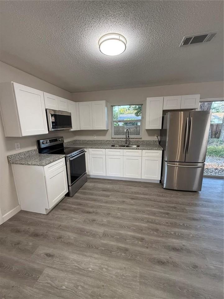 2209 Sw 6th St - Photo 7 of 20