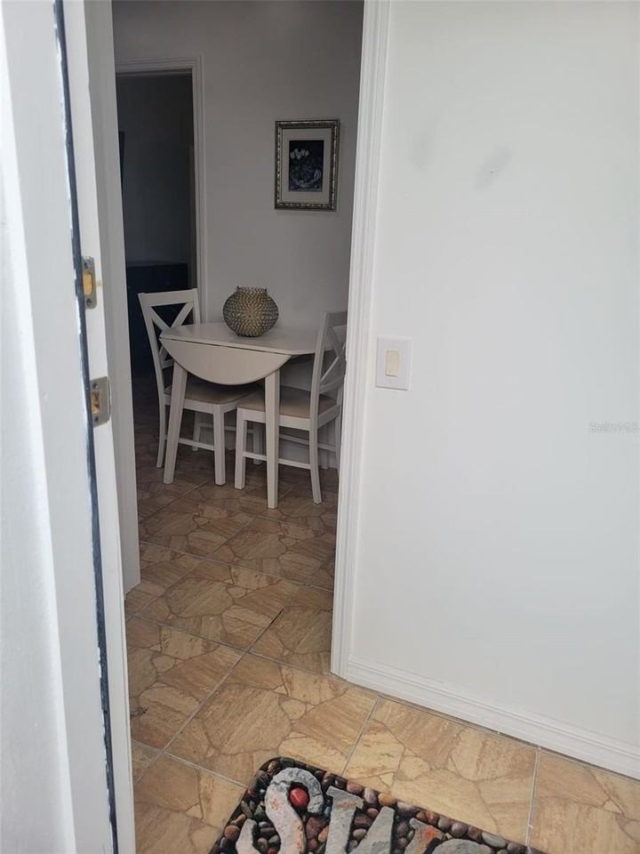 531 Lakeview Ct - Photo 2 of 12