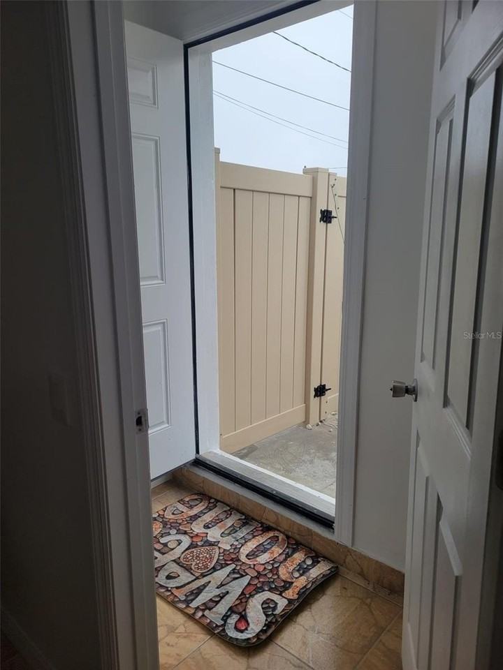 531 Lakeview Ct - Photo 3 of 12