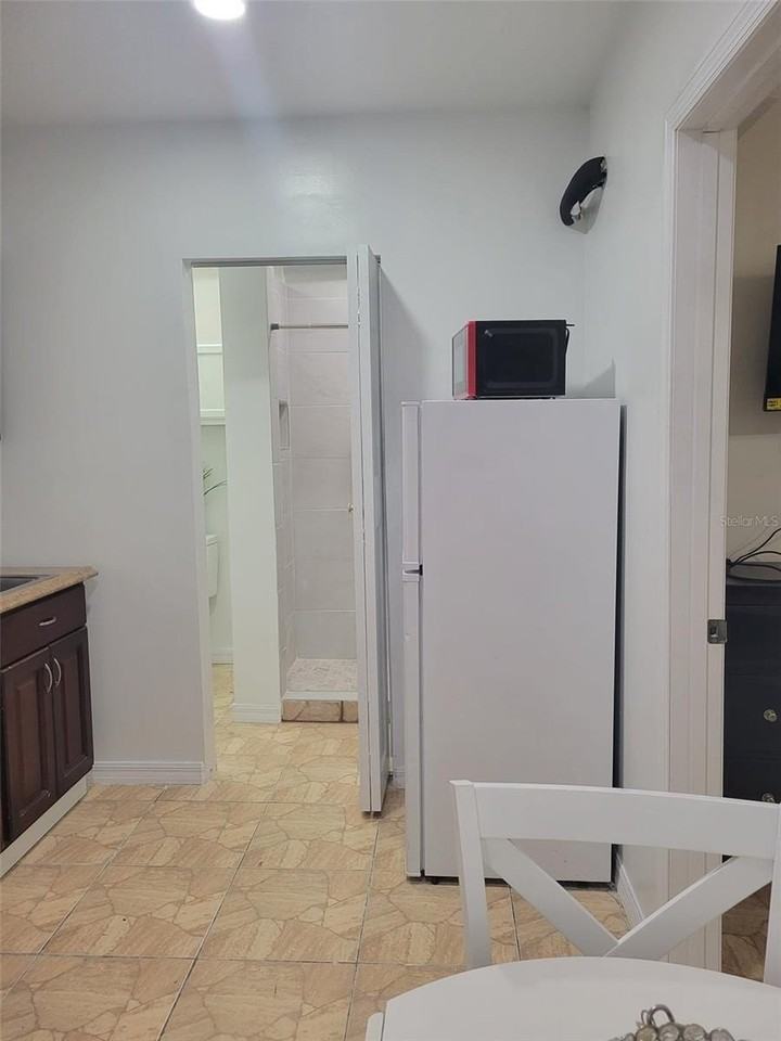 531 Lakeview Ct - Photo 5 of 12