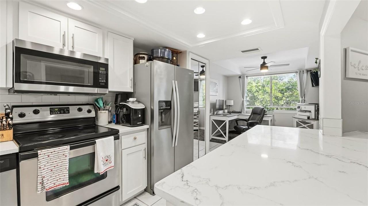 318 Windrush Blvd #9 - Photo 7 of 34