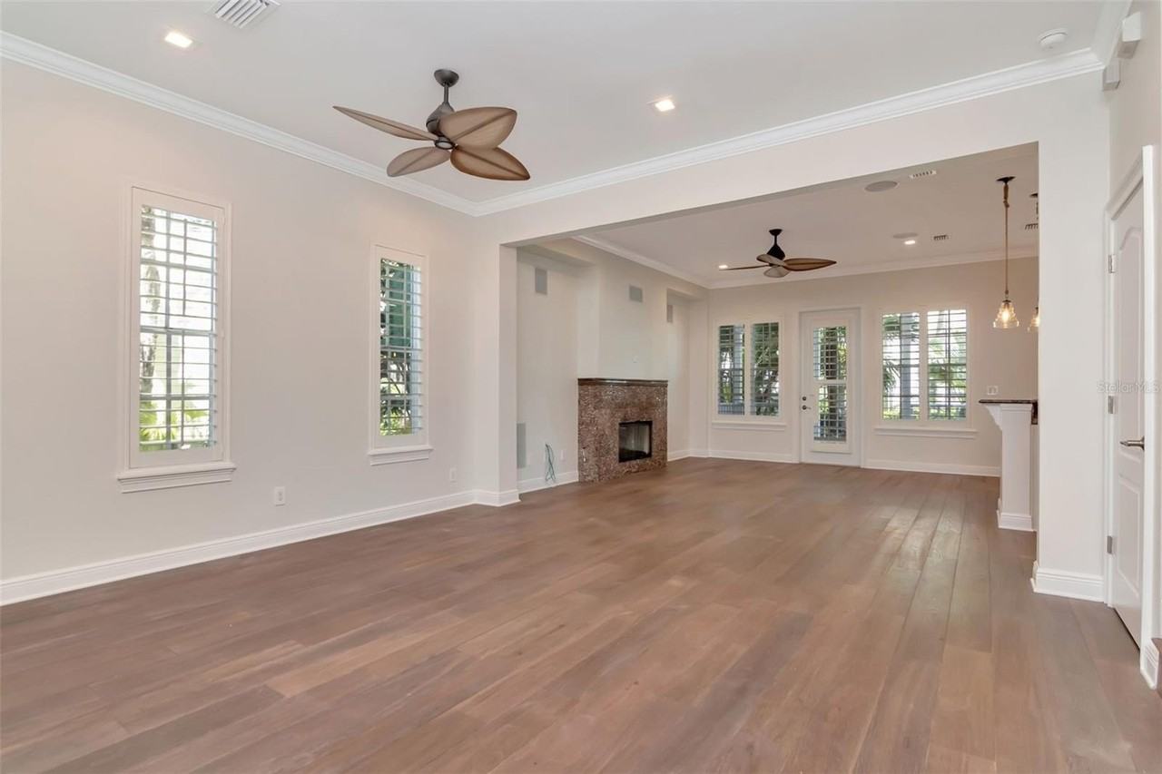 947 Hemingway Cir - Photo 2 of 50