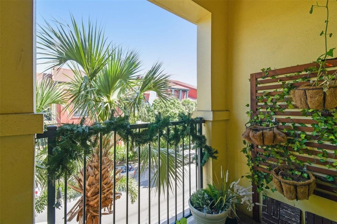 2440 W Horatio St #1031 - Photo 6 of 21