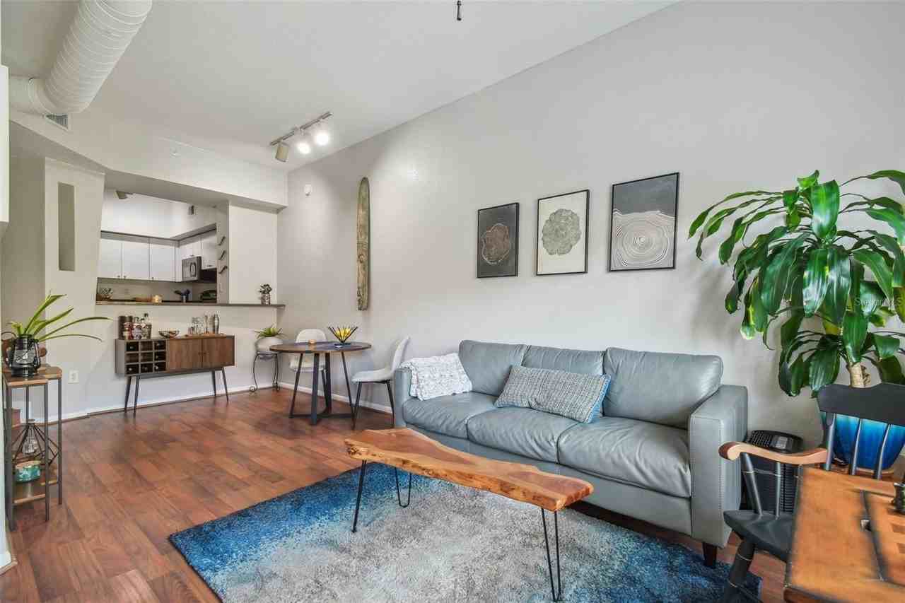2440 W Horatio St #1031 - Photo 7 of 21