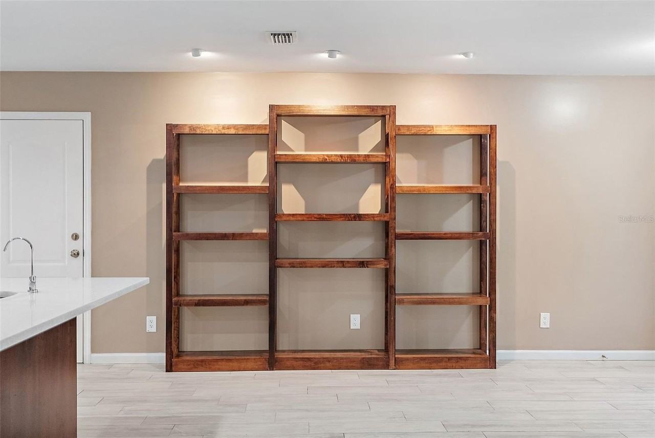 5080 Oaklawn Ln - Photo 5 of 46