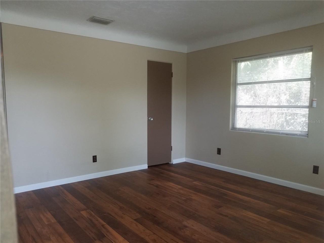 5853 Pine St - Photo 2 of 18