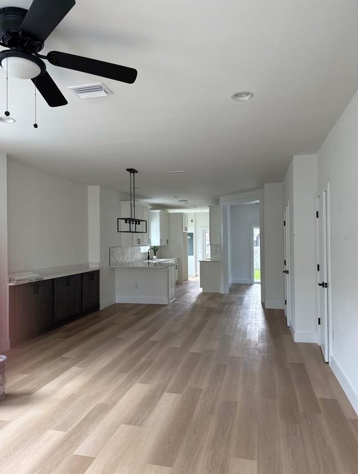 2333 W Beach St - Photo 2 of 12