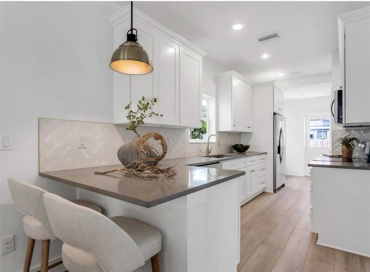 2333 W Beach St - Photo 4 of 12