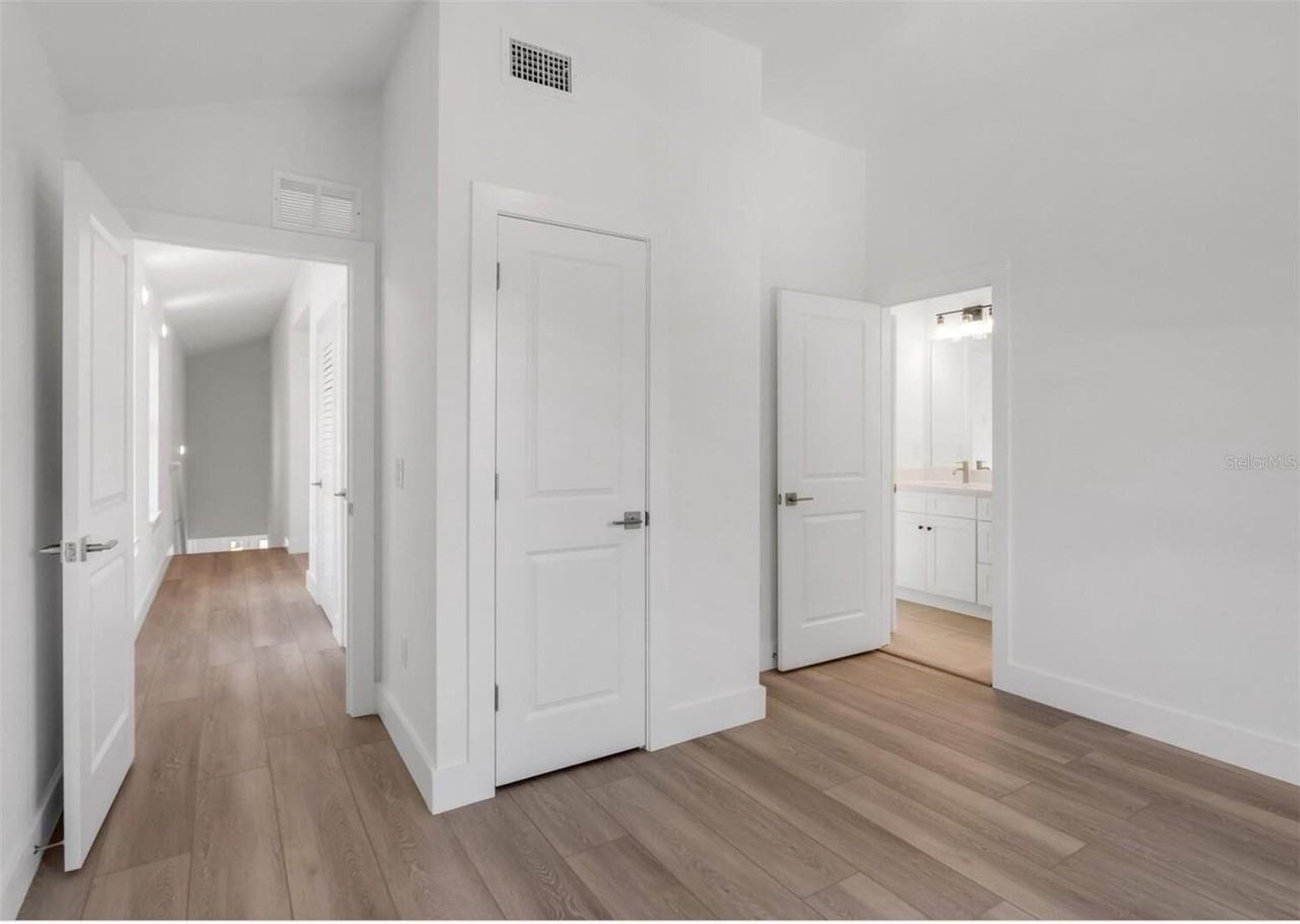 2333 W Beach St - Photo 6 of 12