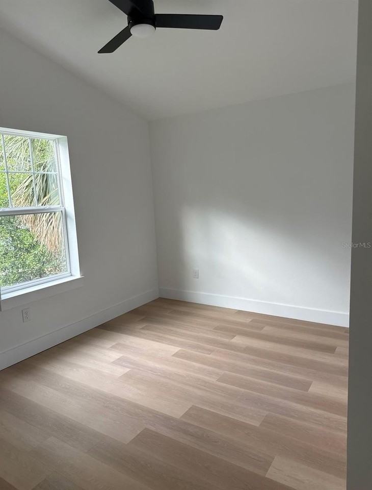 2333 W Beach St - Photo 7 of 12