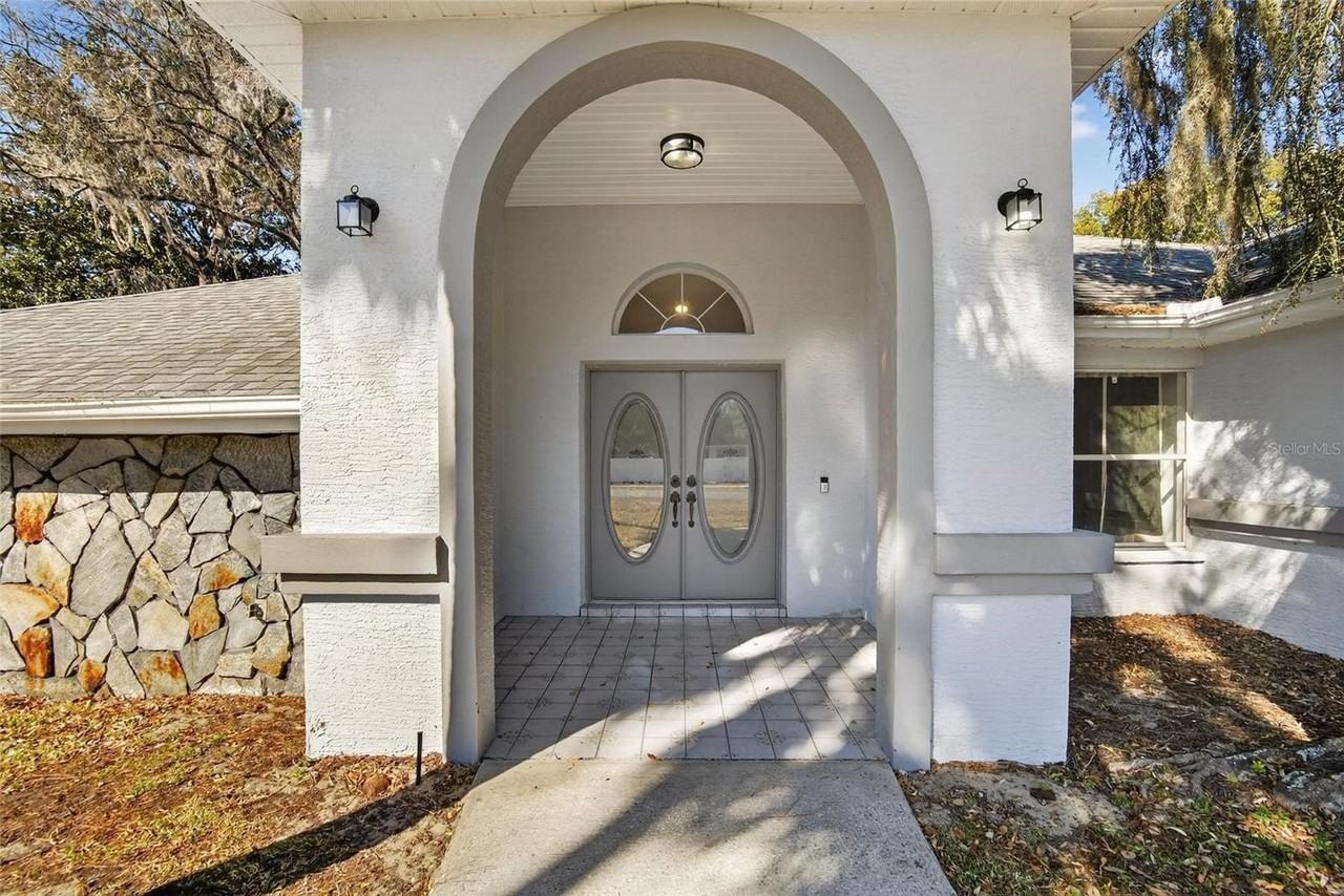 15047 Woodbury Rd - Photo 3 of 50