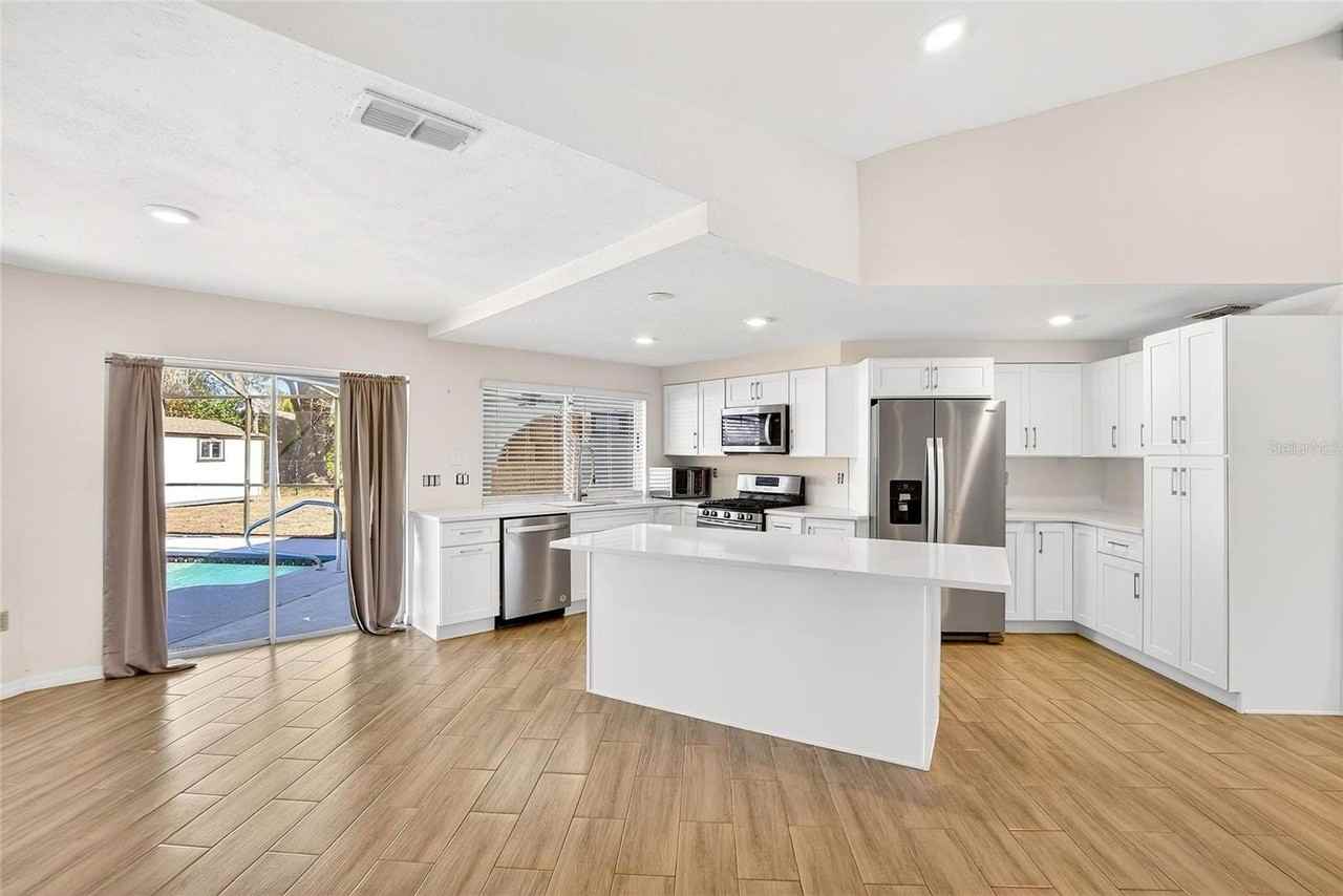 15047 Woodbury Rd - Photo 5 of 50